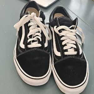 Vans Black and White Old Skool Casual Shoes. Size 7.5. Very Good Used Condition.